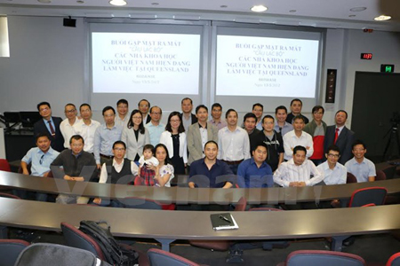 Thành viên Câu lạc bộ các nhà khoa học Việt Nam ở Queensland chụp ảnh chung tại buổi ra mắt.